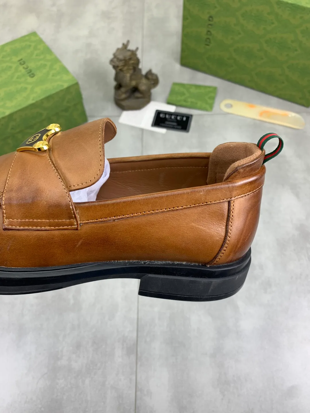 Men's shoes💰P500💰【New model, soft and comfortable Gucci classic business leather shoes hot selection (Gucci) official website latest Gucci 🎁 business leather shoes, hot style 💥 simple and elegant style, exclusive for trendy men. Unique official website latest brand original double G embossed element 👑Gucci Original decoration, fashionable and generous, made of original calfskin ✅ fully imported first-layer pigskin lining, official website designated wear-resistant, rubber business outsole, real-life photos of classic models at the counter 🎬38-44 (customized for 45) 3⃣️ colors available